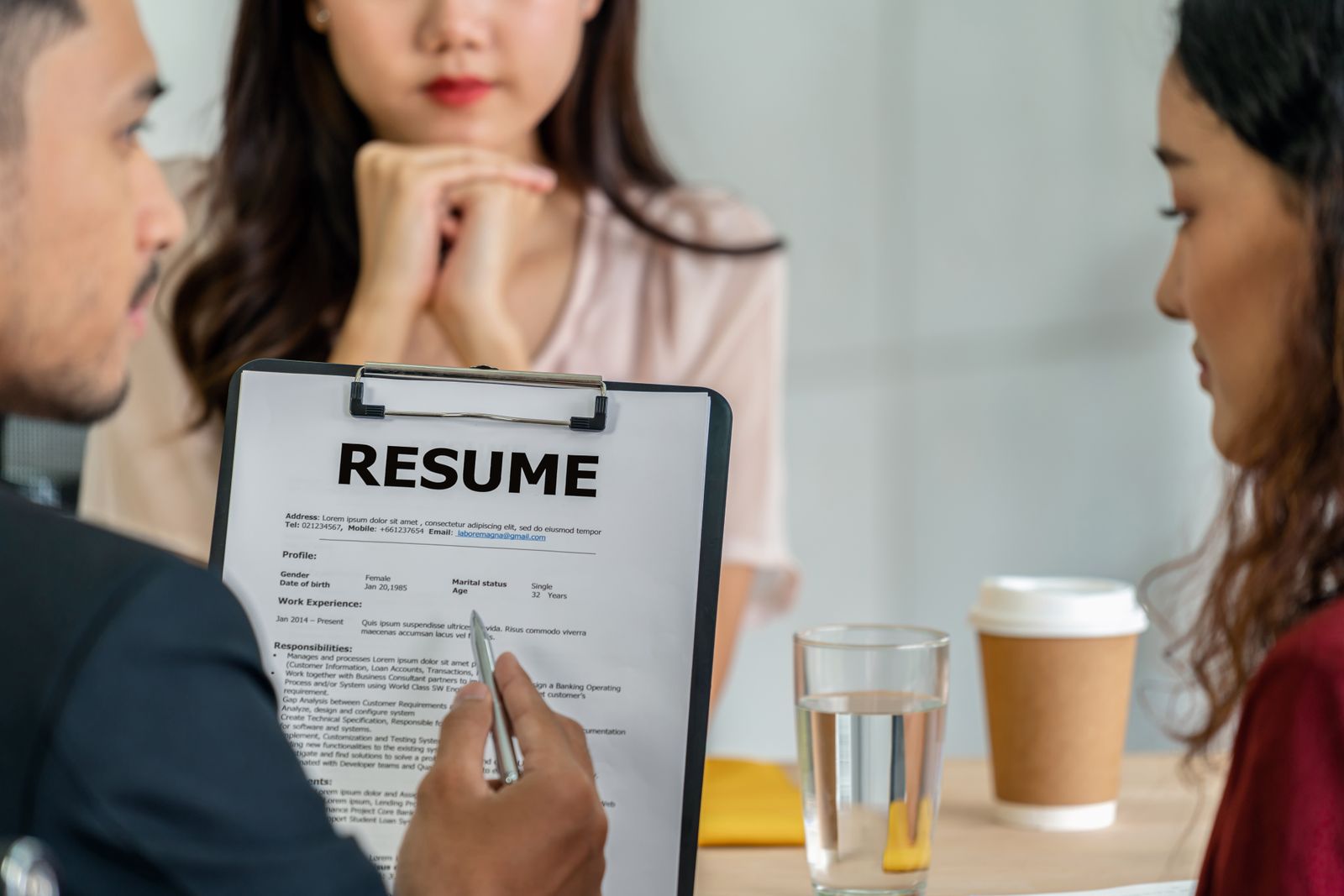 closeup-resume-in-two-manager-hand-holding-when-di-HXJYP3L